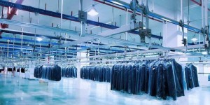 One end is increasing prices and the other is reducing prices, and both the upstream and downstream ends are squeezed: How can fabric companies survive through the cracks?